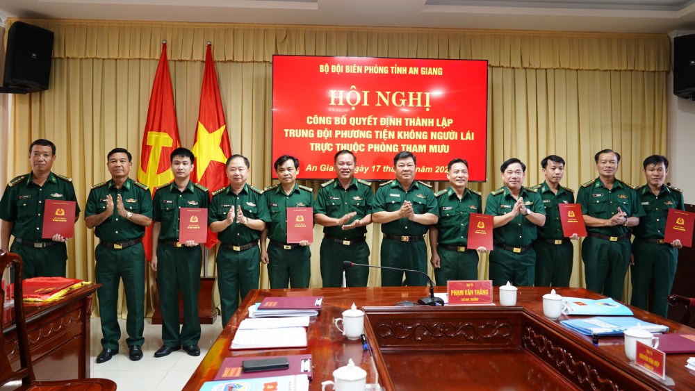 Colonel Pham Van Thang (6th from right) Commander of the Border Guard Command of An Giang province presents the decision to establish the unmanned platoon. Photo: Tien Vinh