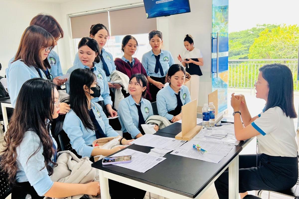 Businesses participating in recruitment at the job fair in Dong Nai in the past, introducing many job positions to students. Photo: Grassroots Trade Union