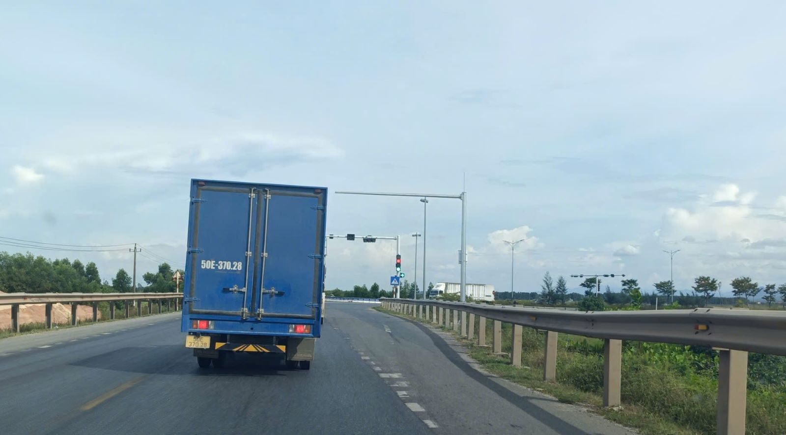Sự cố đèn giao thông khiến nhiều tài xế không dám di chuyển gây ách tắc giao thông. Ảnh: Thanh Trung