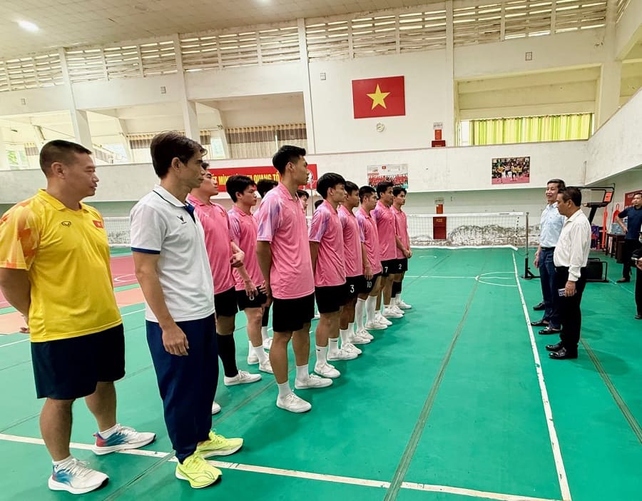 Đoàn công tác kiểm tra tập luyện đối với Đội tuyển cầu mây nam Việt Nam. Ảnh: Hoài Việt