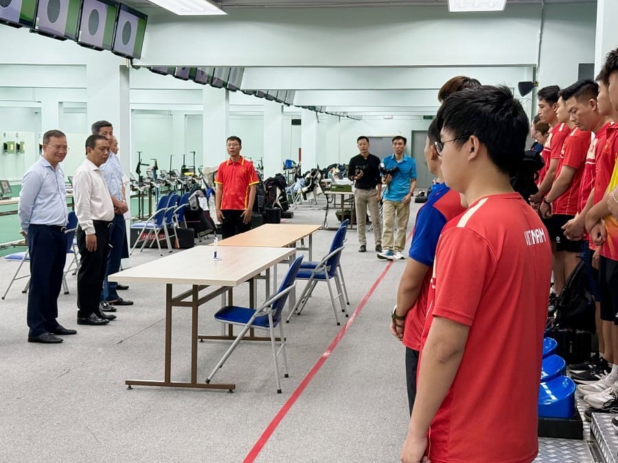Deputy Minister Hoang Dao Cuong inspects training preparations for ASIAD 20 for the Vietnamese shooting team. Photo: Hoai Viet