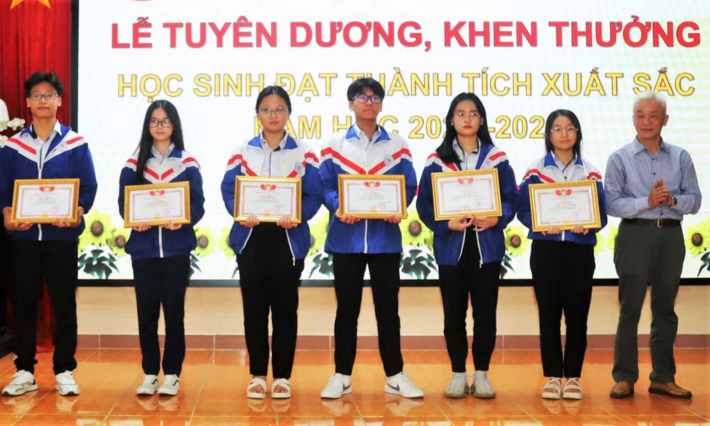 Hội Khuyến phường 1 Bảo Lộc trao tặng học bổng cho học sinh đạt thành tích xuất sắc trong học tập. Ảnh: Phúc Khánh