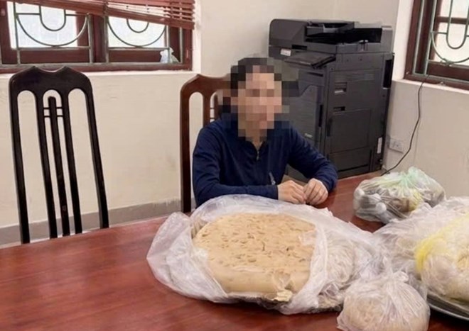 Người phụ nữ dùng chất cấm chế biến bánh đúc để bán ở Ninh Bình