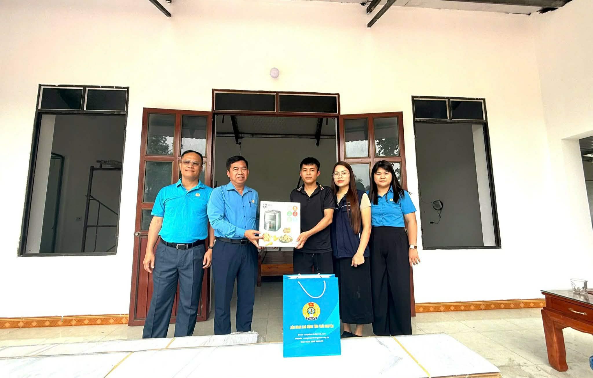The working delegation presents gifts to union member Nguyen Xuan Thuong. Photo: Thai Nguyen Trade Union