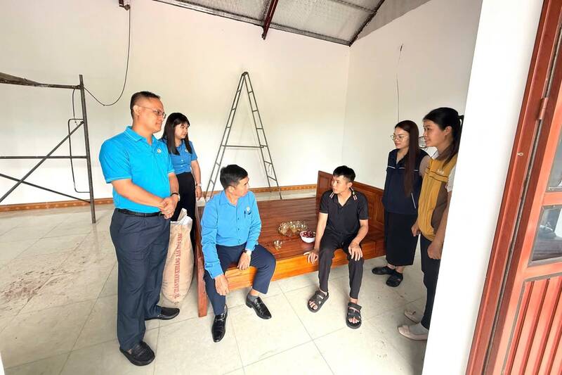 Phó Chủ tịch LĐLĐ tỉnh Thái Nguyên thăm hỏi, động viên người lao động. Ảnh: Công đoàn Thái Nguyên