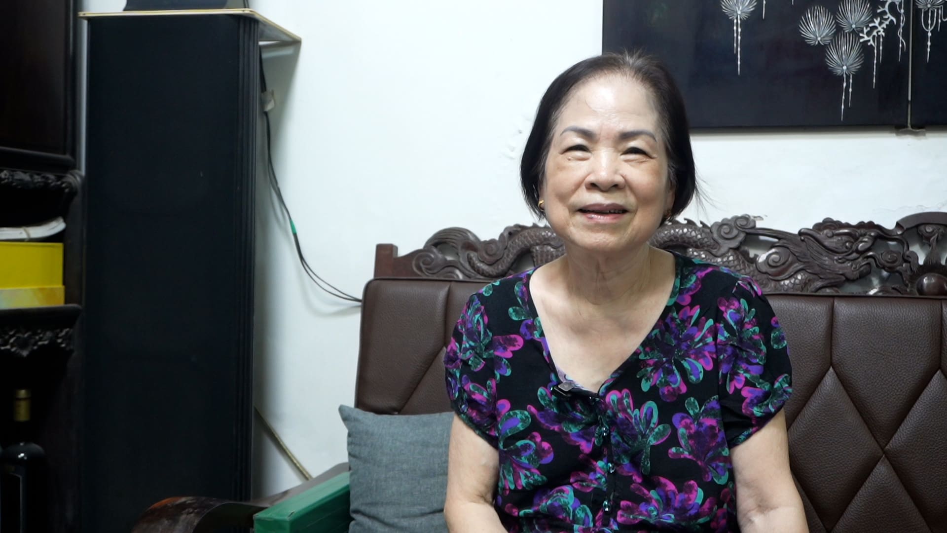 Bà Vũ Thị Tư cho biết khoản trợ cấp hằng tháng là nguồn hỗ trợ quan trọng để vợ chồng bà trang trải chi phí sinh hoạt và chăm sóc sức khỏe. Ảnh: Trang Anh
