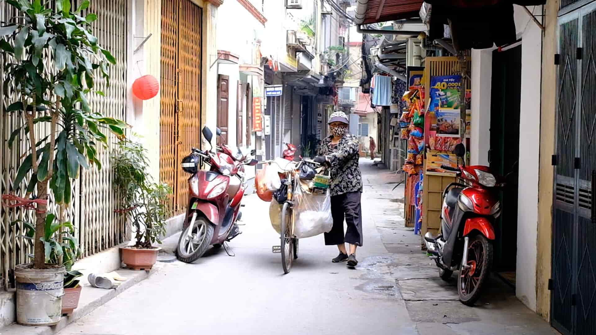 The proposal to increase the standard of social assistance and social pension benefits is receiving attention from many elderly people. Photo: Trang Anh