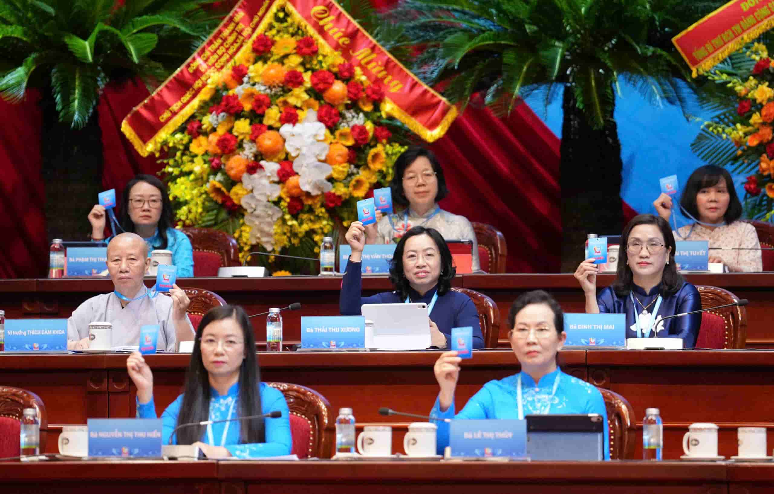 Đoàn Chủ tịch Đại hội đại biểu Phụ nữ toàn quốc lần thứ XIV làm việc trong phiên chiều ngày 17.6. Ảnh: Hữu Chánh.