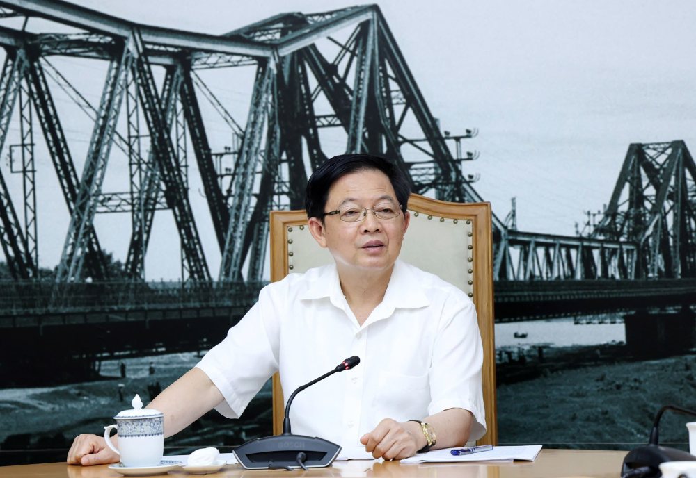 Member of the Party Central Committee, Deputy Prime Minister Ho Quoc Dung requested the Ministry of Science and Technology to urgently complete the dossier to submit to the Government the draft Decree guiding the implementation of the High-Tech Law before June 20, 2026. Photo: VGP