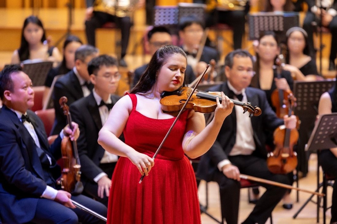 Trong Tchaikovsky Night, nghệ sĩ trẻ người Ba Lan gây ấn tượng bởi kỹ thuật điêu luyện và khả năng làm chủ sân khấu hiếm thấy ở thế hệ của mình. Ảnh: ROX Group