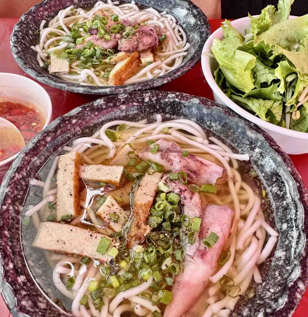 Bánh canh chả cá mực. Ảnh: Linh Boo