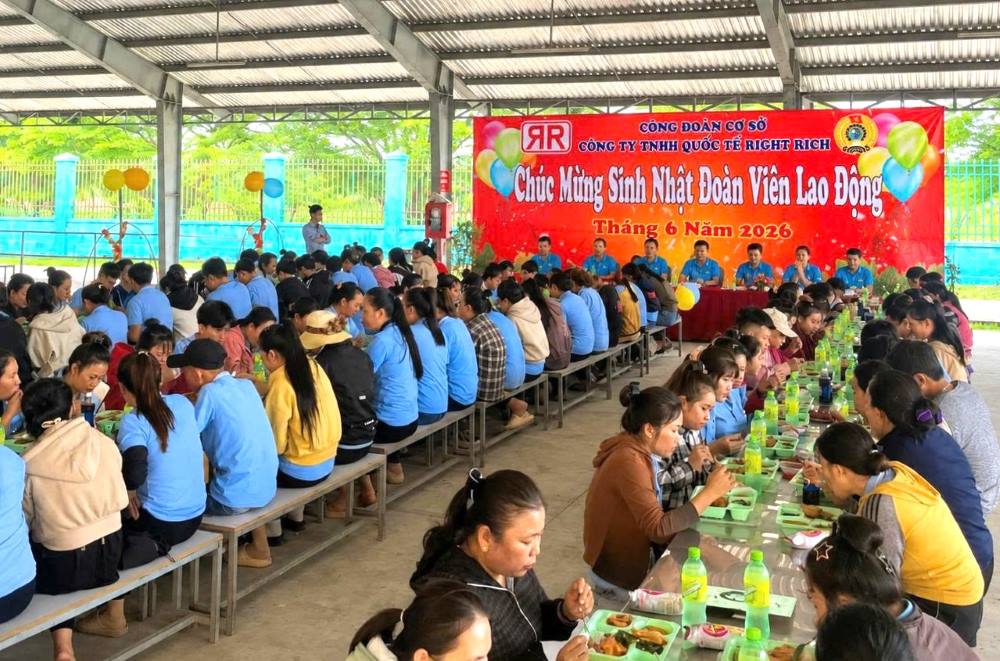 Đoàn viên, người lao động dùng bữa tiệc sinh nhật ấm áp tại công ty. Ảnh: Duy Tuấn