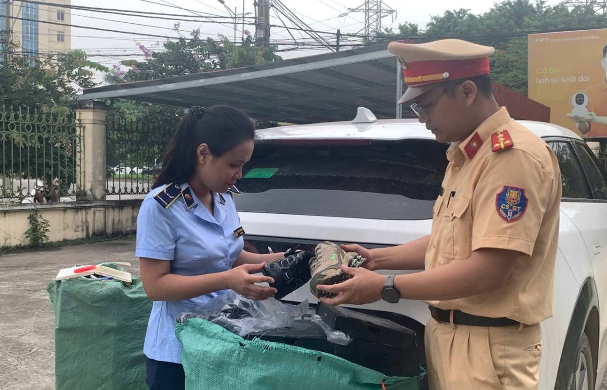 Functional forces inspect goods. Photo: Ninh Binh Provincial Police