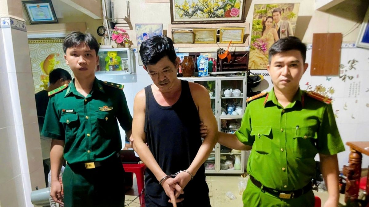 Đối tượng Phạm Văn Nhựt bị bắt giữ để điều tra hành vi tàng trữ trái phép chất ma túy. Ảnh: Công an Vĩnh Long
