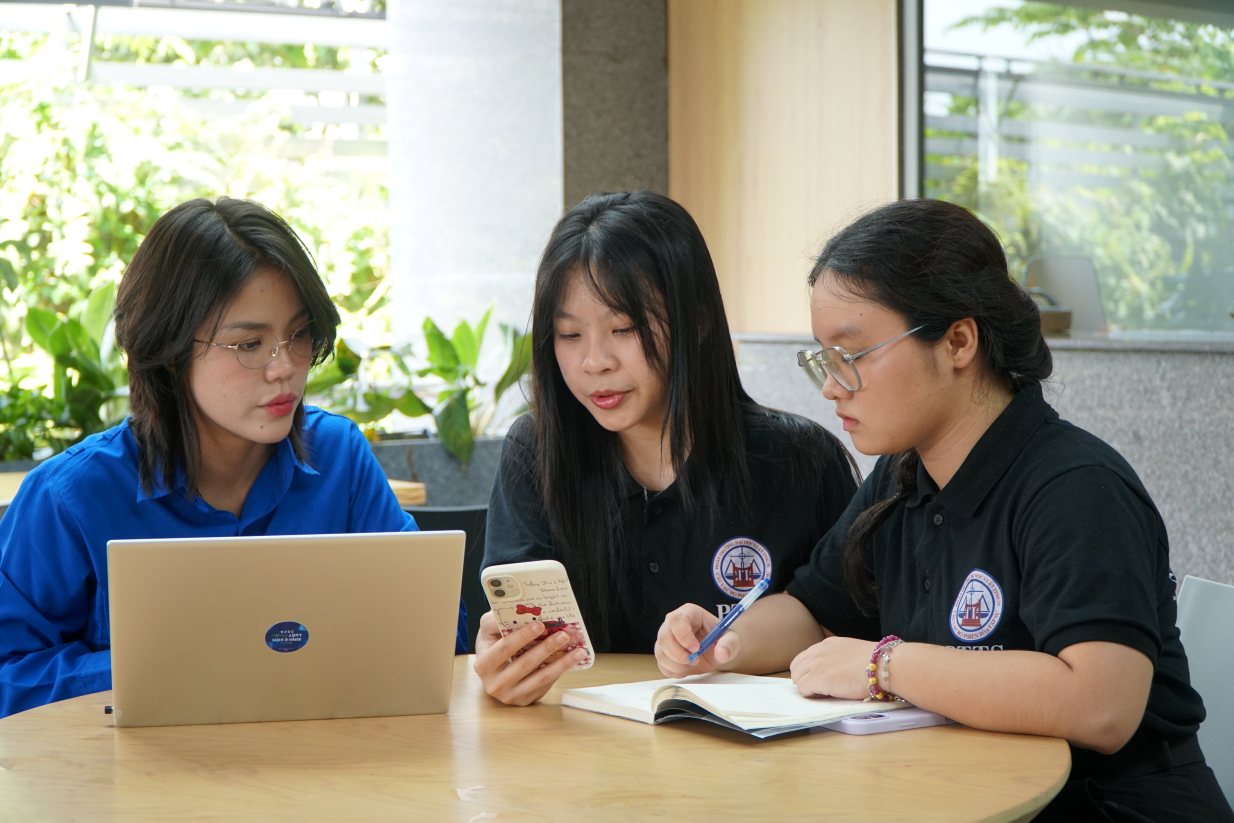 Students of Ho Chi Minh City University of Law bring law to workers through comedy