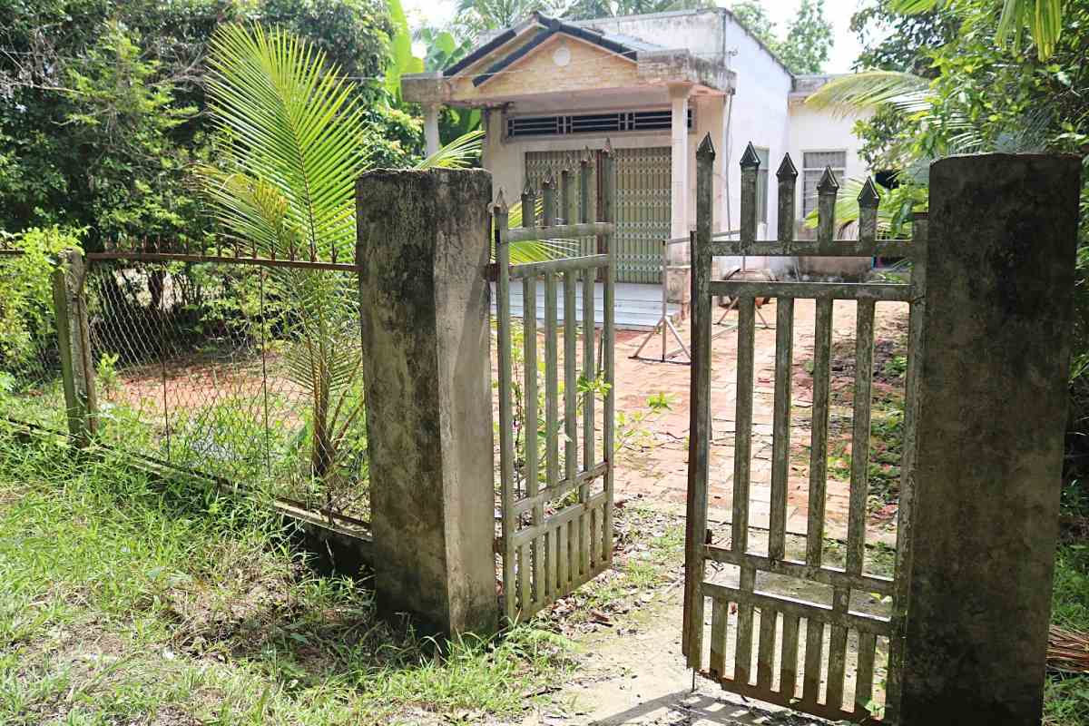 Cổng nhà ông Việt. Ảnh: Hương Nha
