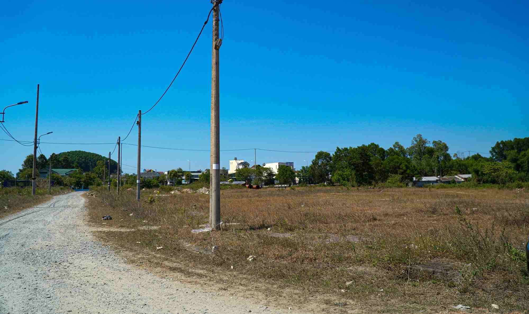 After 18 years of implementation, the Vina Universal Paradise commercial and service urban area project with an investment of 1,200 billion VND in Truong Quang Trong ward, Quang Ngai province is still just an empty lot, 160 households in the project premises have to live in misery due to suspended planning. Photo: Dong Giang