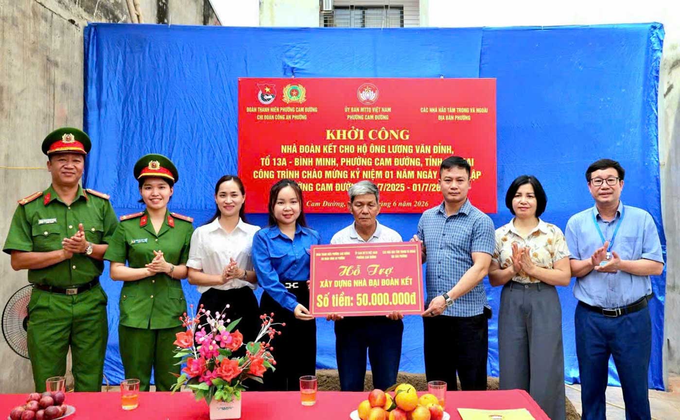 Đại diện Công an phường Cam Đường, các đoàn thể và nhà hảo tâm trao kinh phí hỗ trợ xây dựng “Nhà đoàn kết” cho gia đình ông Lương Văn Đỉnh. Ảnh: CA Lào Cai