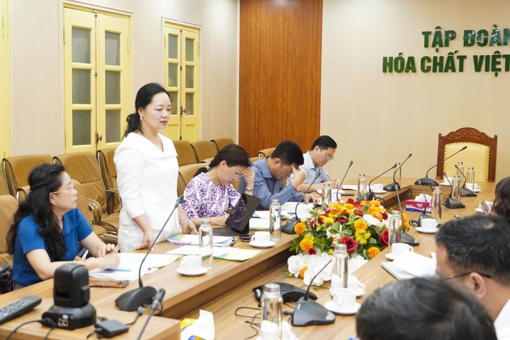 Mme Nguyễn Thị Lâm Giang - Directrice du Département de l'innovation, de la transition verte et de la promotion industrielle, Ministère de l'Industrie et du Commerce - lors d'une réunion de travail visant à examiner les résultats de la mise en œuvre de la résolution 57-NQ/TW. Photo: Duy Anh/BCT