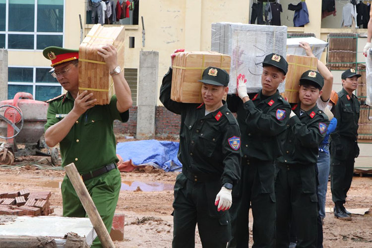 Officers and soldiers participate in transporting materials at the "100-day and night peak campaign". Photo: Lai Chau Provincial People's Committee