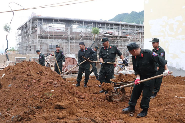 Cán bộ, chiến sĩ Công an tham gia san mặt bằng. Ảnh: Công an tỉnh Lai Châu