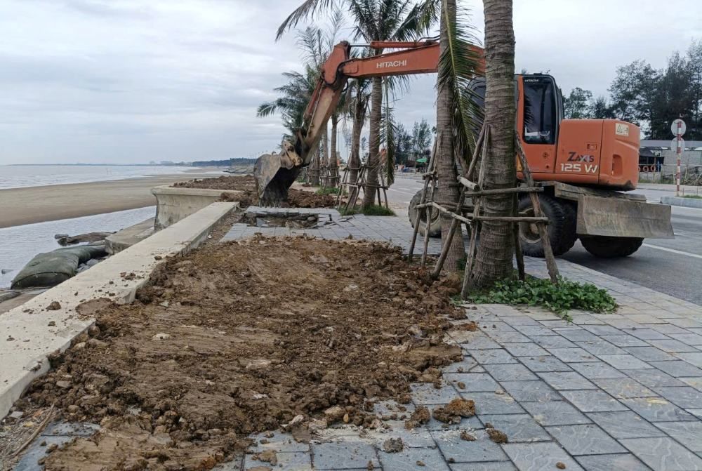 Đơn vị thi công huy động máy xúc, phương tiện để lấp đất tại các vị trí bị sụt lún. Ảnh: Quách Du