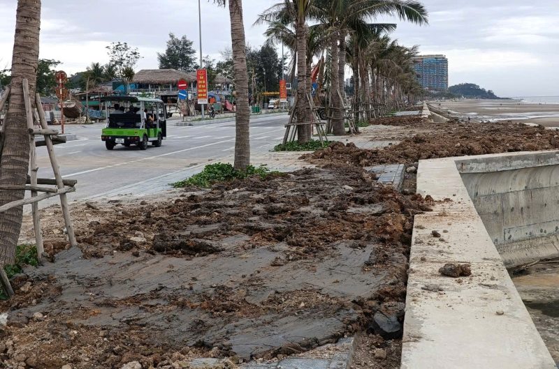 Bờ kè biển Hải Tiến trở nên nhếch nhác sau khi san lấp đất tại các vị trí sụt lún. Ảnh: Quách Du