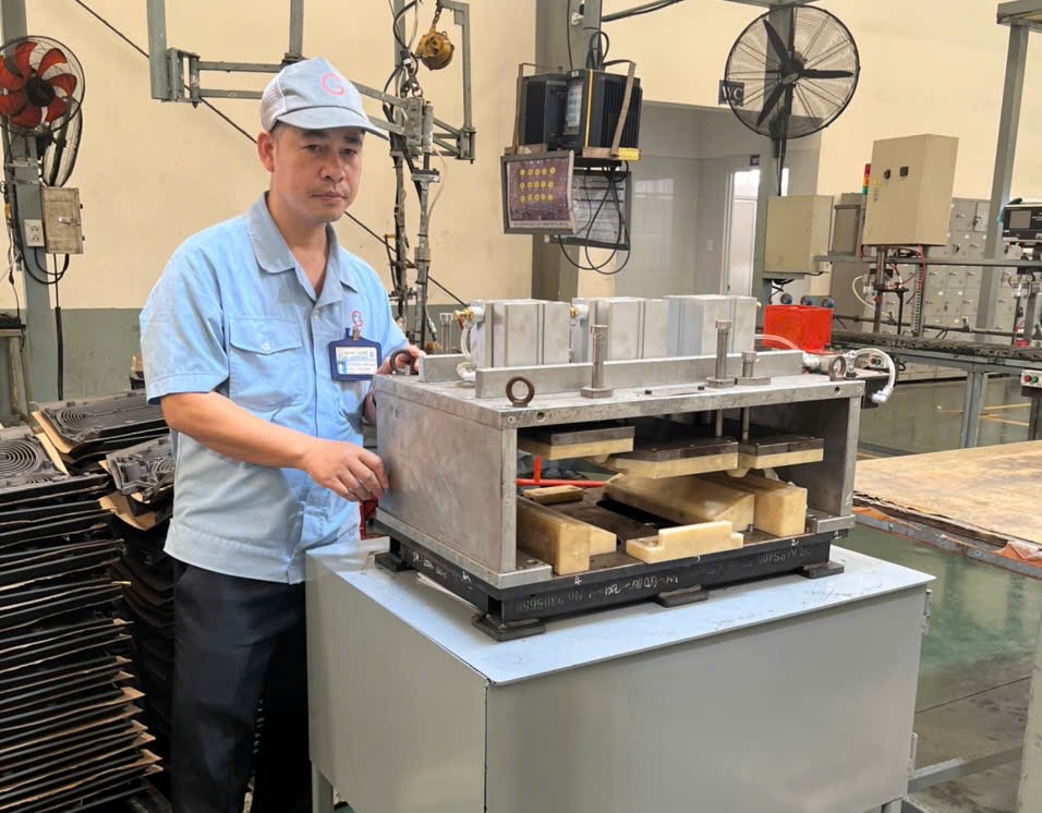 Anh Dương Công Khuê, công nhân Công ty Hữu hạn Cơ khí động lực Toàn Cầu. Ảnh: HAC