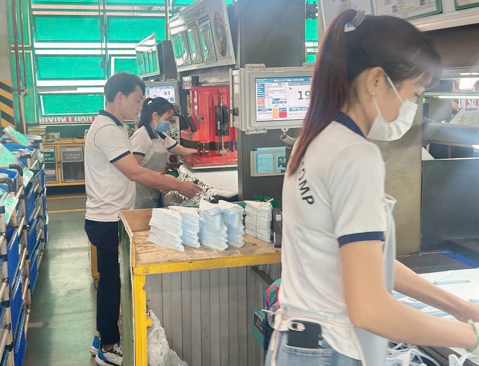 Anh Nguyễn Đình Tứ (góc trái) - Tổ trưởng chuyền sản xuất tại Công ty Cổ phần TKG Taekwang Vina có nhiều sáng kiến cải tiến làm lợi cho doanh nghiệp. Ảnh: HAC 