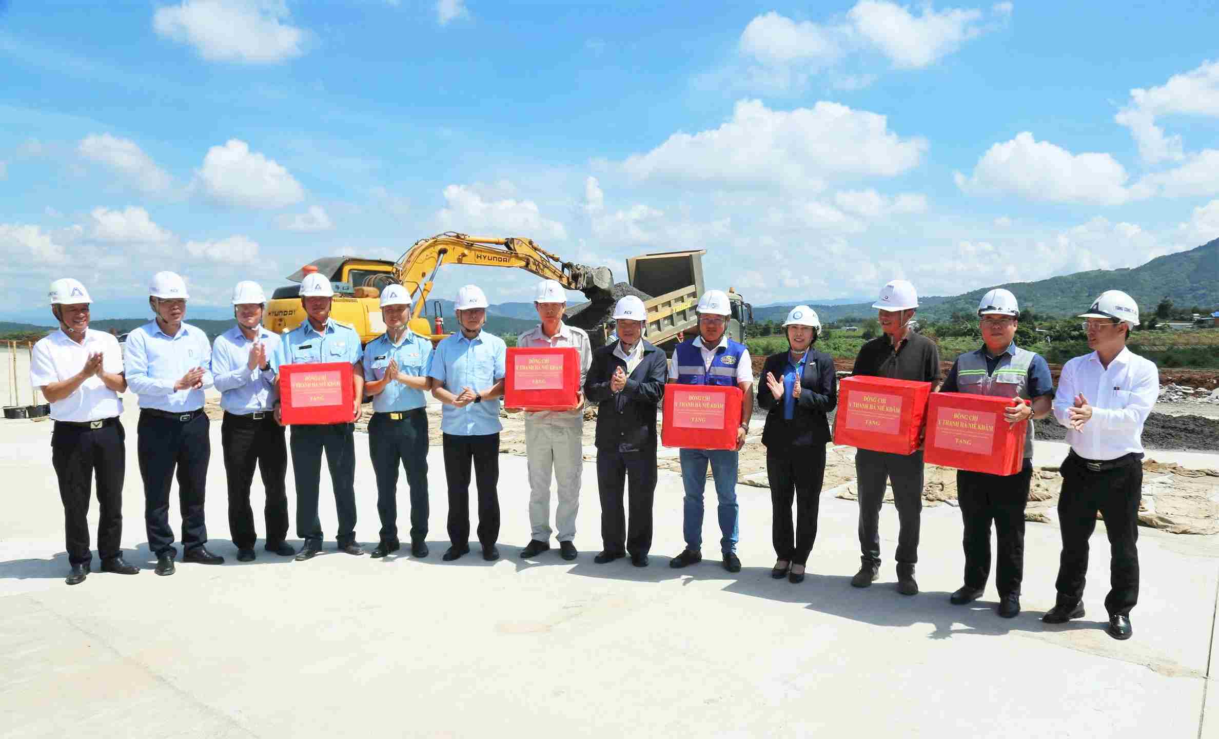 Bí thư Tỉnh ủy Lâm Đồng Y Thanh Hà Niê Kđăm tặng quà cho các đơn vị thi công. Ảnh: Nguyễn Luân