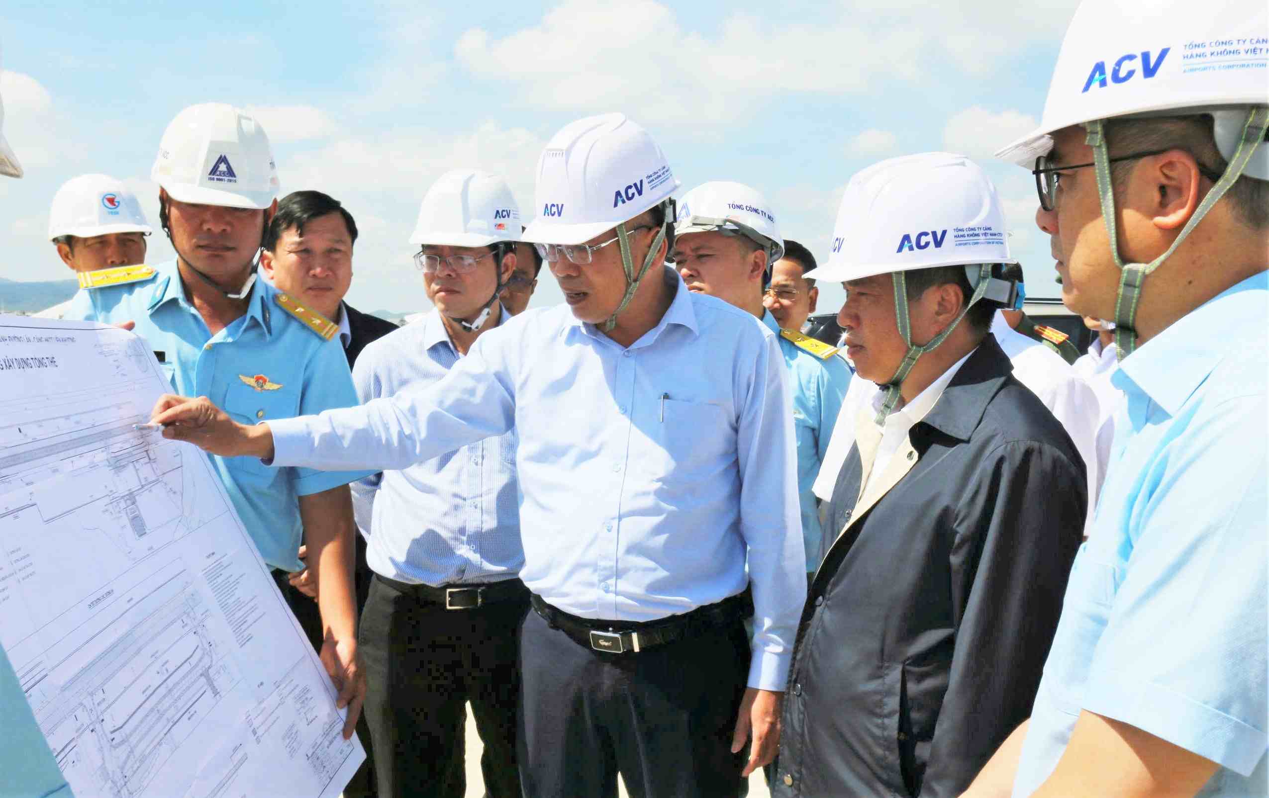 Comrade Y Thanh Ha Nie Kdam, Member of the Party Central Committee, Secretary of the Lam Dong Provincial Party Committee, listens to representatives of ACV report on project progress. Photo: Phuc Khanh