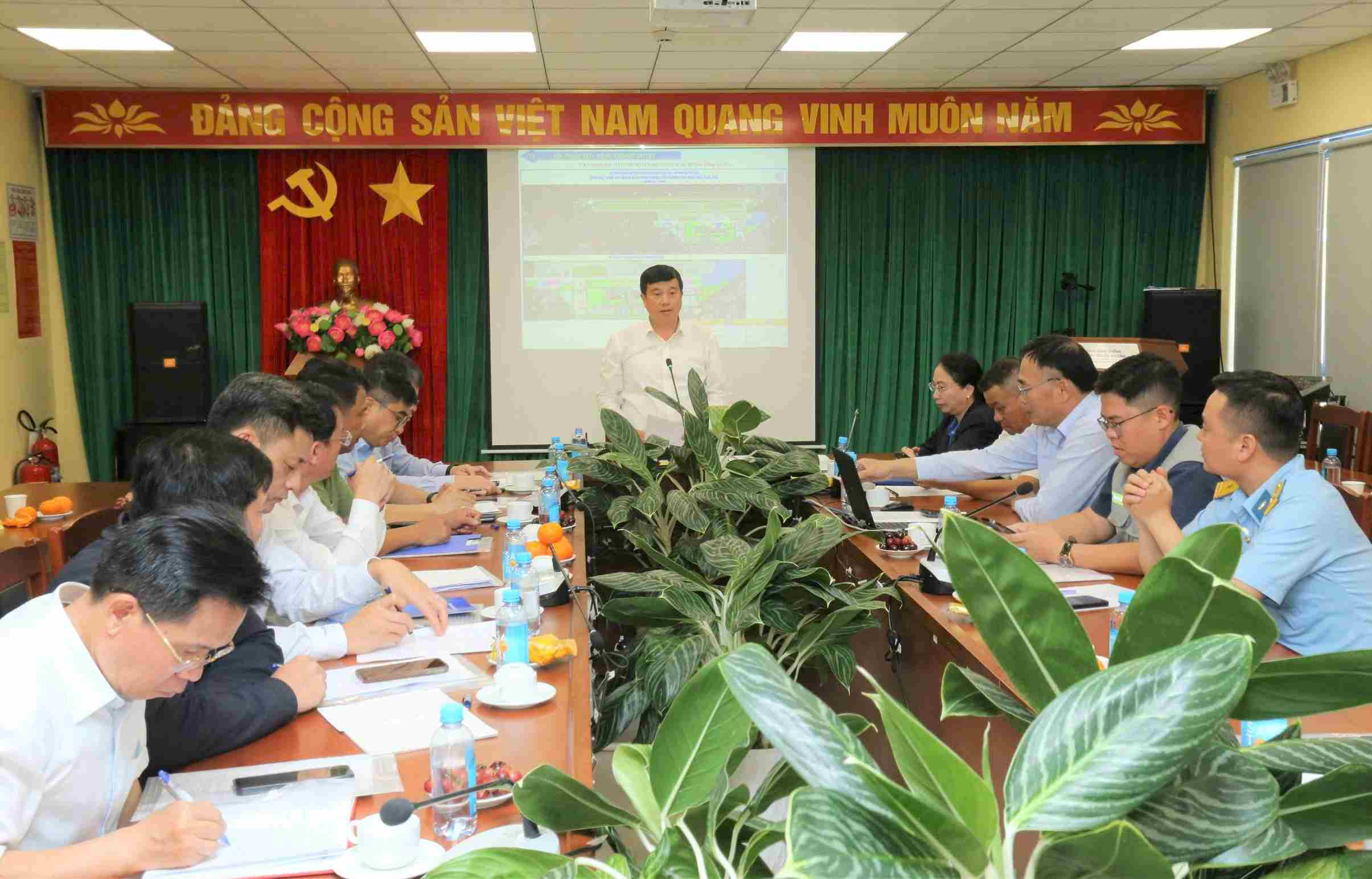 Quang cảnh buổi làm việc giữa lãnh đạo tỉnh Lâm Đồng với chủ đầu tư và các đơn vị thi công sân bay Liên Khương. Ảnh: Phúc Khánh