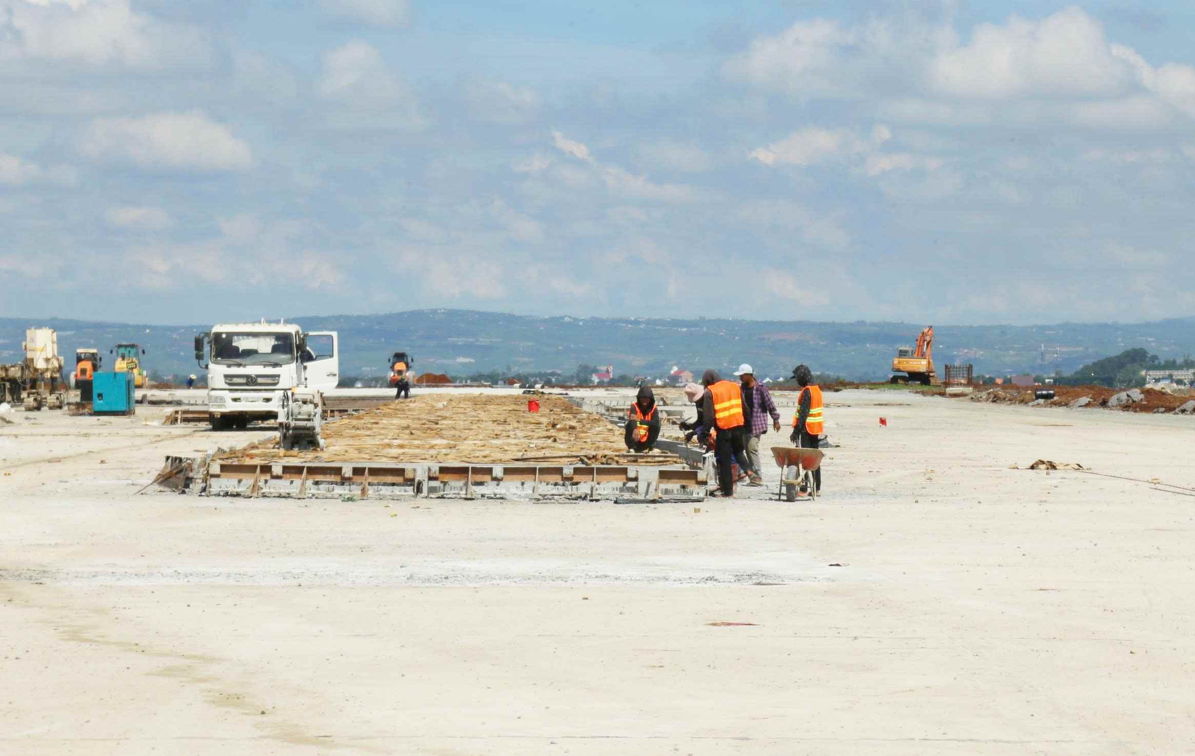 ACV đang huy động tối đa nhân lực, phương tiện tăng tốc hoàn thành dự án theo tiến độ đã đề ra. Ảnh: Phúc Khánh