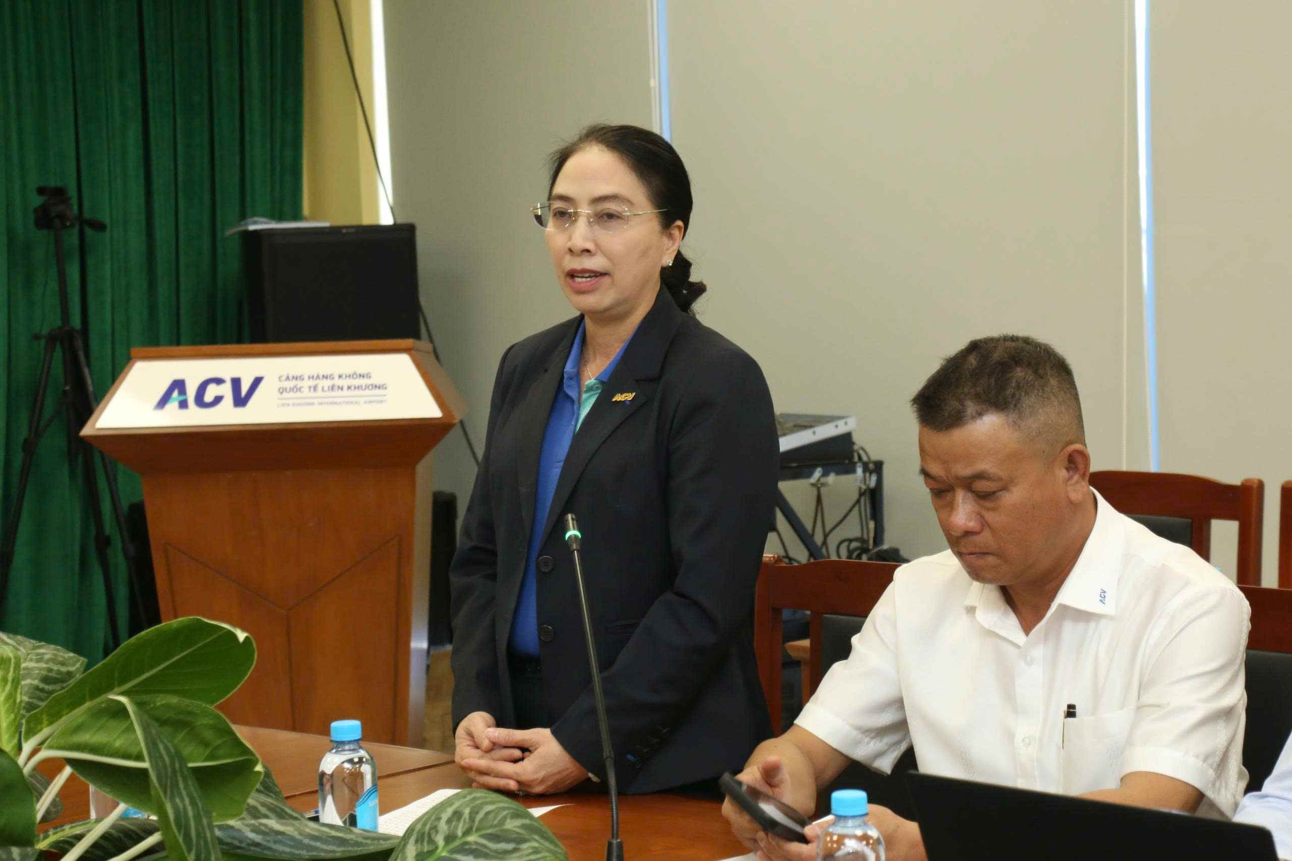 Bà Nguyễn Thị Hồng Phượng - Thành viên Hội đồng quản trị Tổng Công ty Cảng hàng không Việt Nam báo cáo tại buổi làm việc. Ảnh: Phúc Khánh