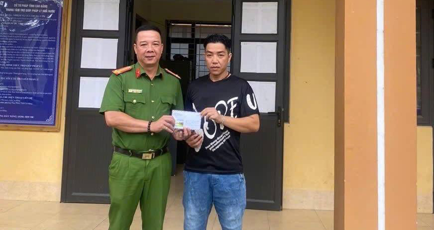 Representatives of the family of the accident victim sent thanks to Lieutenant Colonel Nguyen Viet Dung. Photo: Dam Thuy Commune Police