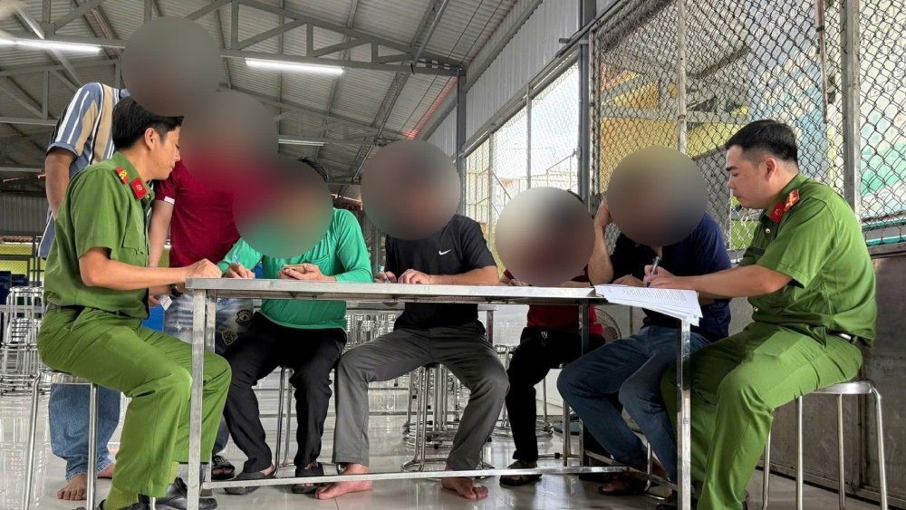 신속한 마약 검사 절차는 규정에 맞고 객관성을 보장하며 기업과 노동자의 동의를 얻습니다. 사진: 띠엔중