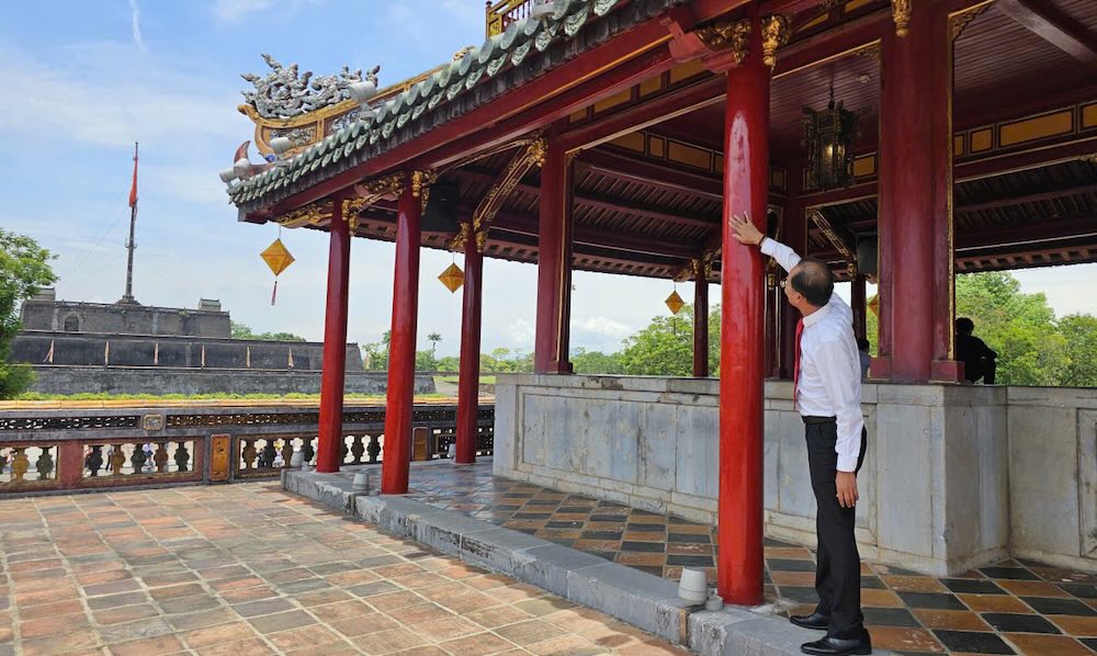 Lãnh đạo Trung tâm Bảo tồn Di tích Cố đô Huế kiểm tra hiện trạng Lầu Ngũ Phụng sau khi được vệ sinh, bão dưỡng. Ảnh: Quảng An
