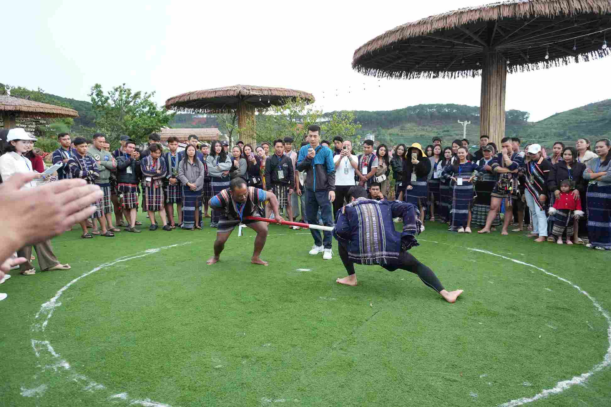 Đẩy gậy, một trong những môn thể thao dân gian thu hút đông đảo các chằng trai, cô gái K'Ho tham gia tranh tài. Ảnh: Phúc Khánh