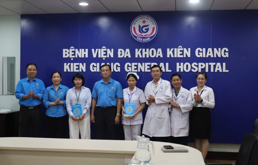 Ông Nguyễn Nhật Tiến - Phó Chủ tịch LĐLĐ tỉnh An Giang trao quà cho đoàn viên, người lao động. Ảnh: Cẩm Tú