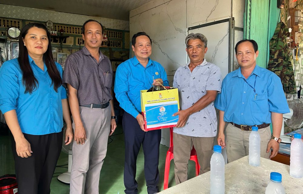 Ông Phạm Văn Đằng - Phó Chủ tịch LĐLĐ tỉnh An Giang trao quà cho đoàn viên, người lao động. Ảnh: Cẩm Tú