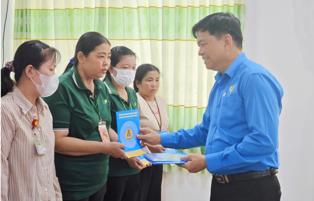 Chairman of An Giang Provincial Labor Federation Do Tran Thinh presents "Gifts from the 14th Vietnam Trade Union Congress" at TBS An Giang Joint Stock Company. Photo: An Giang Labor Federation