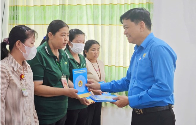 Những món quà từ Đại hội XIV Công đoàn Việt Nam trao đến đoàn viên An Giang
