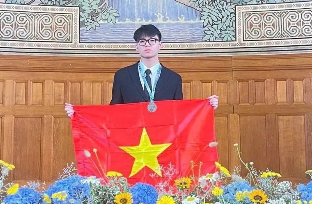 Male student of specialized school in Phu Tho wins Physics competition in Europe. Photo: Long Anh