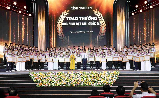 Lãnh đạo tỉnh Nghệ An tặng hoa và trao Bằng khen của UBND tỉnh cho các em học sinh đạt giải quốc gia năm học 2024-2025. Ảnh: Ngọc Anh