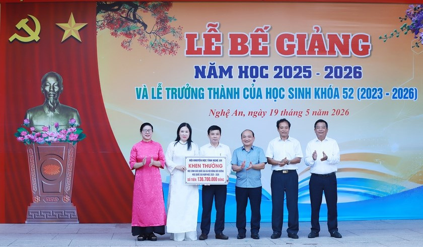 Chairman of the Nghe An Provincial Association for Promoting Education Nguyen Thanh Hien awarded prizes to students of Phan Boi Chau Specialized High School who achieved excellent results in their studies. Photo: Quoc Huy