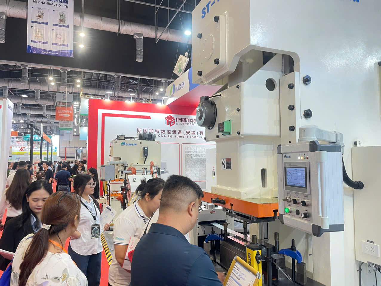Vietnam Industrial and Manufacturing Exhibition takes place in Binh Duong ward, Ho Chi Minh City. Photo: Dinh Trong