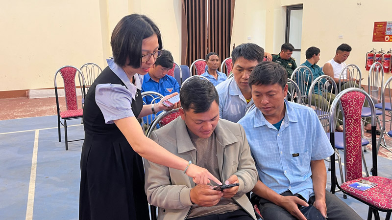 Cán bộ sở khoa học và cộng nghệ tỉnh Lào Cai hướng dẫn người dân Y Tý sử dụng điện thoại thông minh. Ảnh: Trung Dũng