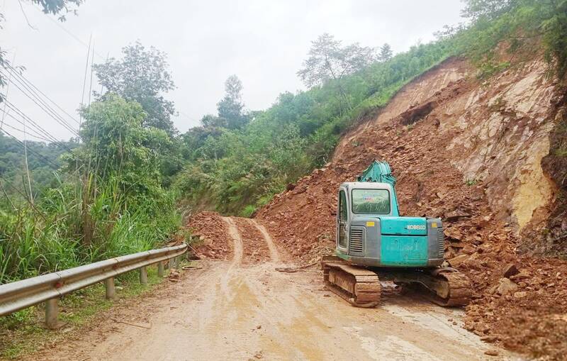 Machinery is mobilized to overcome landslides on DT 258C route. Photo: Van La