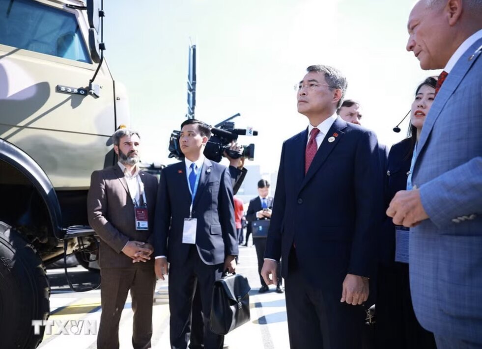 Politburo Member, Prime Minister Le Minh Hung visits the "Made in Tatarstan" Exhibition. Photo: VNA
