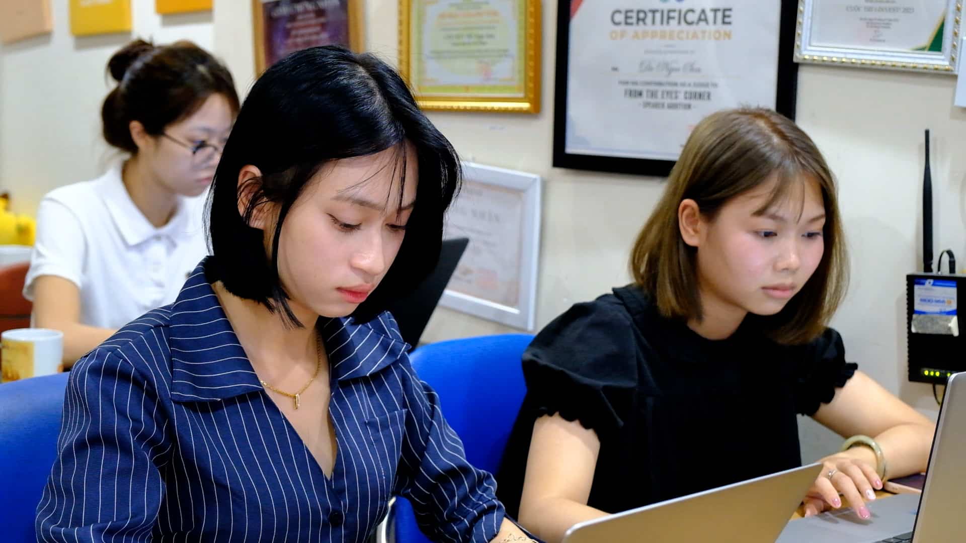 After the final exam, students choose to travel with their families to recharge their energy